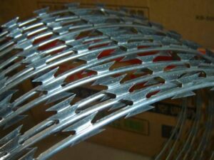 Galvanized 730mm Razor wire/ electric fence installer in kenya
